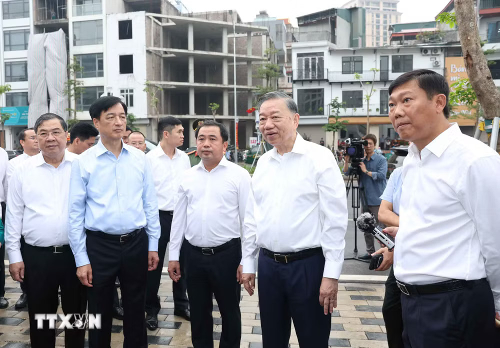 Tổng Bí thư, Chủ tịch nước Tô Lâm thị sát, kiểm tra việc thực hiện dự án đường Vành đai 1 thuộc địa bàn phường Ô Chợ Dừa. (Ảnh: Thống Nhất/TTXVN) ttxvn_tong-bi-thu-chu-tich-nuoc-kiem-tra-tien-do-cong-trinh-giao-thong-trong-diem-o-ha-noi-3.jpg