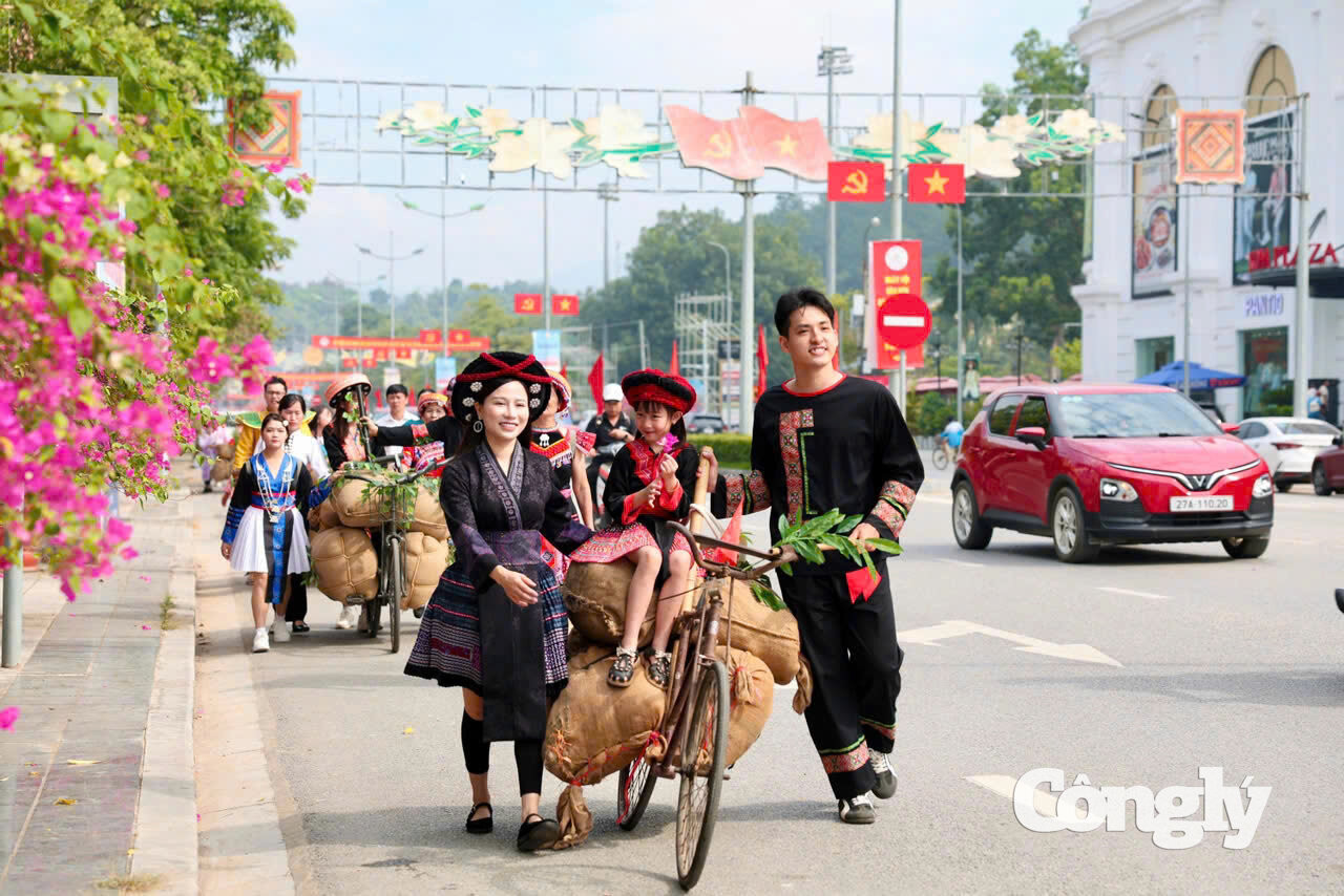 Nhiều gia đình hào hứng cùng nhau bên chiếc xe đạp thồ.