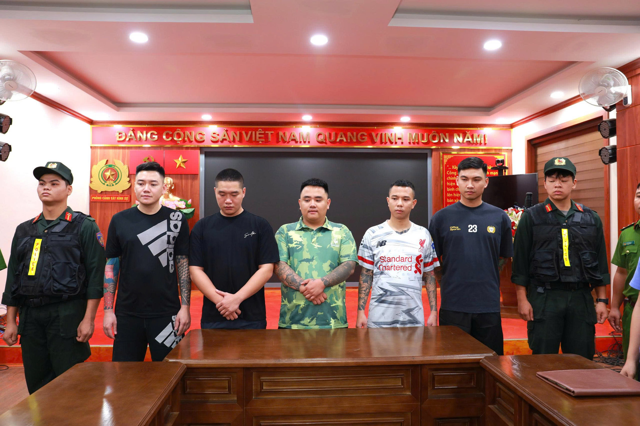 5 người vừa bị khởi tố. Ảnh Công an tỉnh Lào Cai