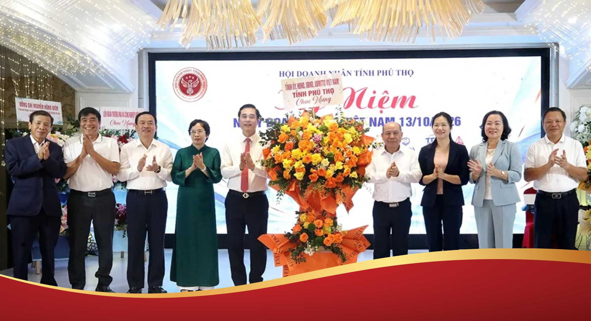 Các đồng chí lãnh đạo tỉnh Phú Thọ tặng hoa chúc mừng Hội Doanh nhân tỉnh tại chương trình.