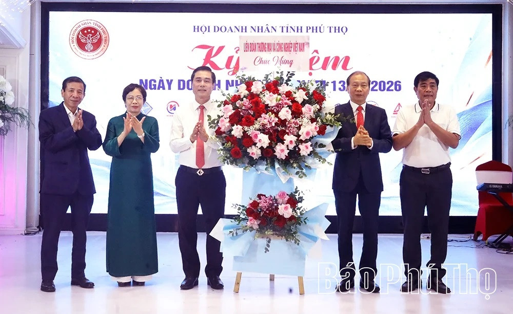 Đại diện Liên đoàn Thương mại và Công nghiệp Việt Nam tặng hoa chúc mừng Hội Doanh nhân tỉnh Phú Thọ