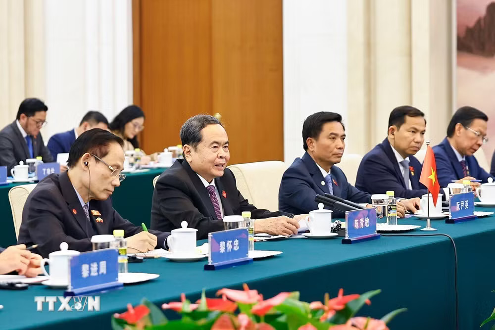Chủ tịch Quốc hội Trần Thanh Mẫn và thành viên đoàn cấp cao Việt Nam tại cuộc hội kiến Chủ tịch Chính hiệp toàn quốc Trung Quốc Vương Hộ Ninh. (Ảnh: Doãn Tấn/TTXVN) ttxvn_chu-tich-quoc-hoi-tran-thanh-man-hoi-kien-chu-tich-chinh-hiep-toan-quoc-trung-quoc-vuong-ho-ninh-7601.jpg