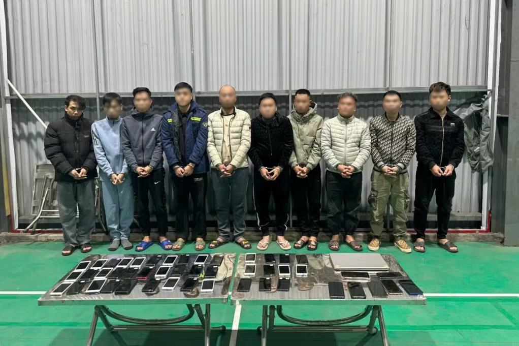 Công an phường Quang Hanh kiểm tra hành chính căn nhà số 885, trong nhà có 10 người đang thực hiện việc nhận, chuyển tiền liên quan đến hoạt động lừa đảo trên không gian mạng.
