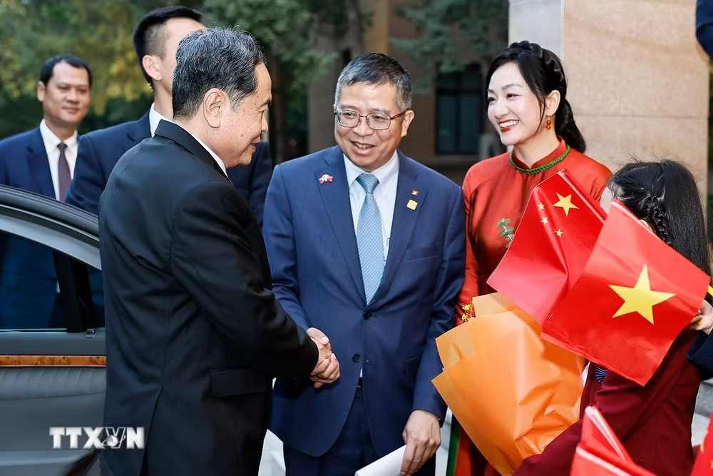 Chủ tịch Quốc hội Trần Thanh Mẫn gặp gỡ cán bộ, nhân viên Đại sứ quán và cộng đồng người Việt Nam tại Trung Quốc. (Ảnh: Doãn Tấn/TTXVN) ttxvn-ctqh-tq.jpg