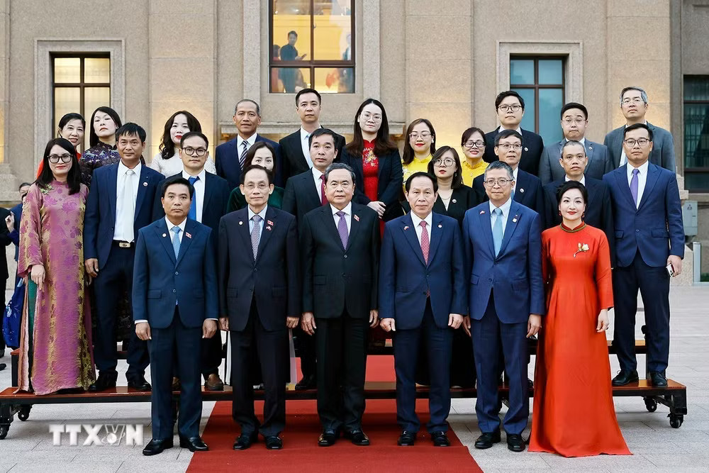 Chủ tịch Quốc hội Trần Thanh Mẫn với các đại biểu chụp ảnh lưu niệm. (Ảnh: Doãn Tấn/TTXVN) ttxvn-ctqh-tq-1-3.jpg