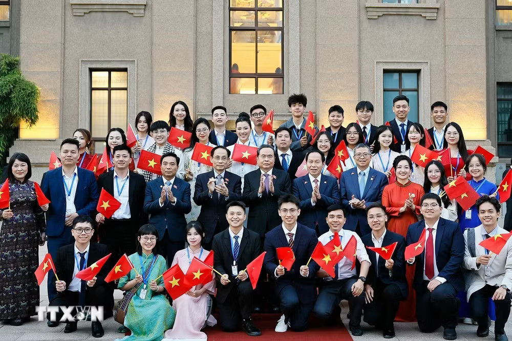 Chủ tịch Quốc hội Trần Thanh Mẫn gặp gỡ cán bộ, nhân viên Đại sứ quán và cộng đồng người Việt Nam tại Trung Quốc. (Ảnh: Doãn Tấn/TTXVN) ttxvn-ct-quoc-hoii.jpg