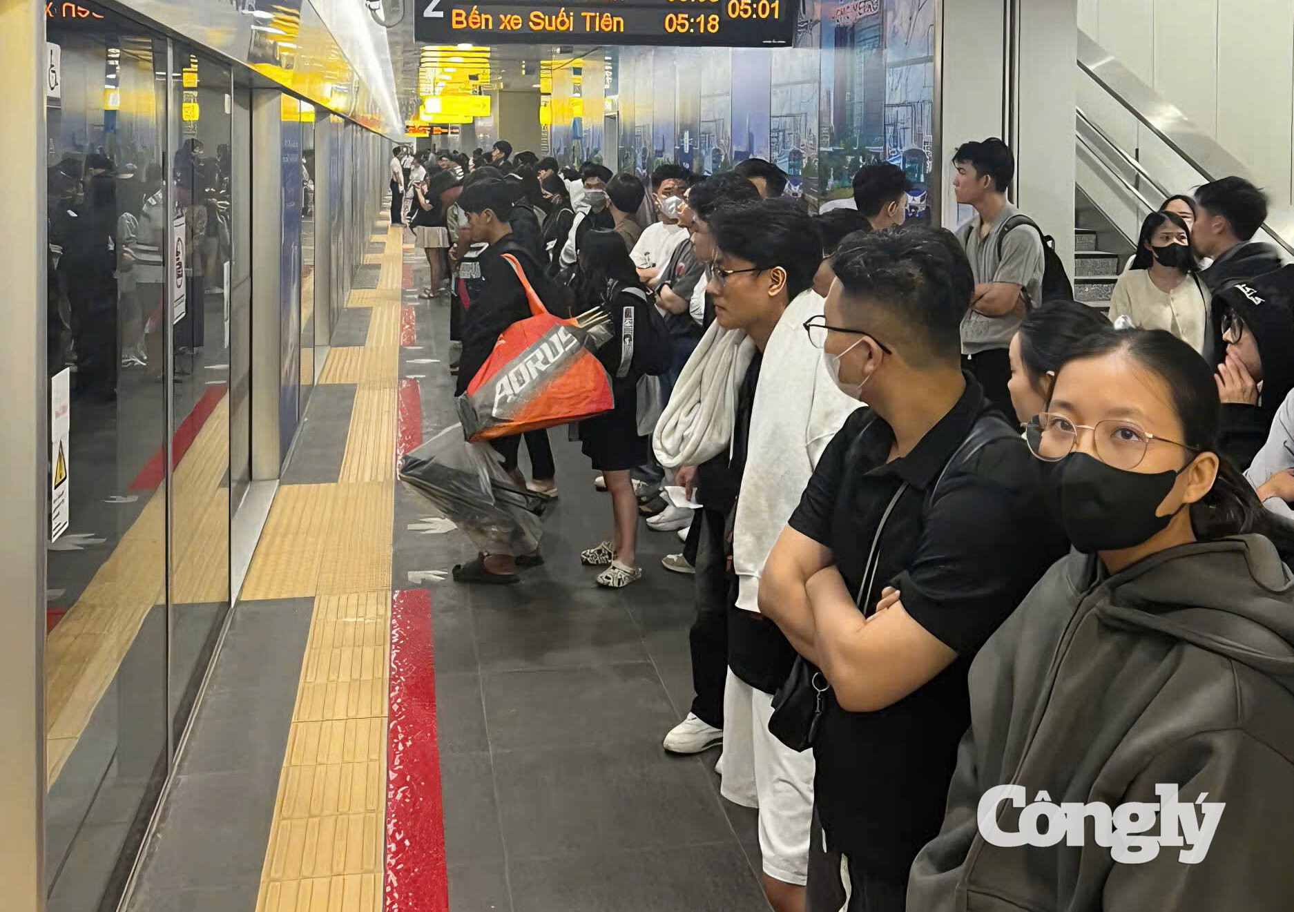Từ 15/10, hành khách có thể mua vé Metro qua VNeID.