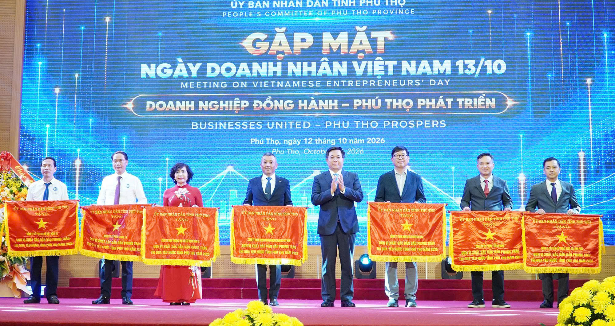 Chủ tịch UBND tỉnh Phú Thọ Trần Duy Đông trao Cờ thi đua của UBND tỉnh cho 7 tập thể hoàn thành xuất sắc, toàn diện nhiệm vụ công tác, dẫn đầu phong trào thi đua yêu nước tỉnh Phú Thọ năm 2025