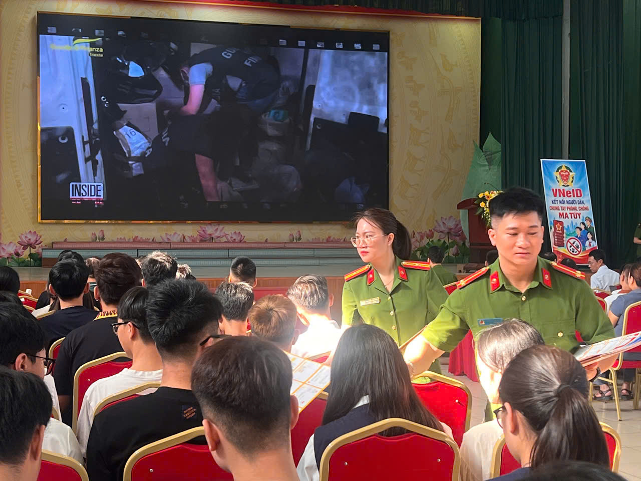 Sinh viên tham gia chương trình tuyên truyền pháp luật đầu khóa, nâng cao nhận thức về phòng ngừa ma túy và các tệ nạn xã hội.