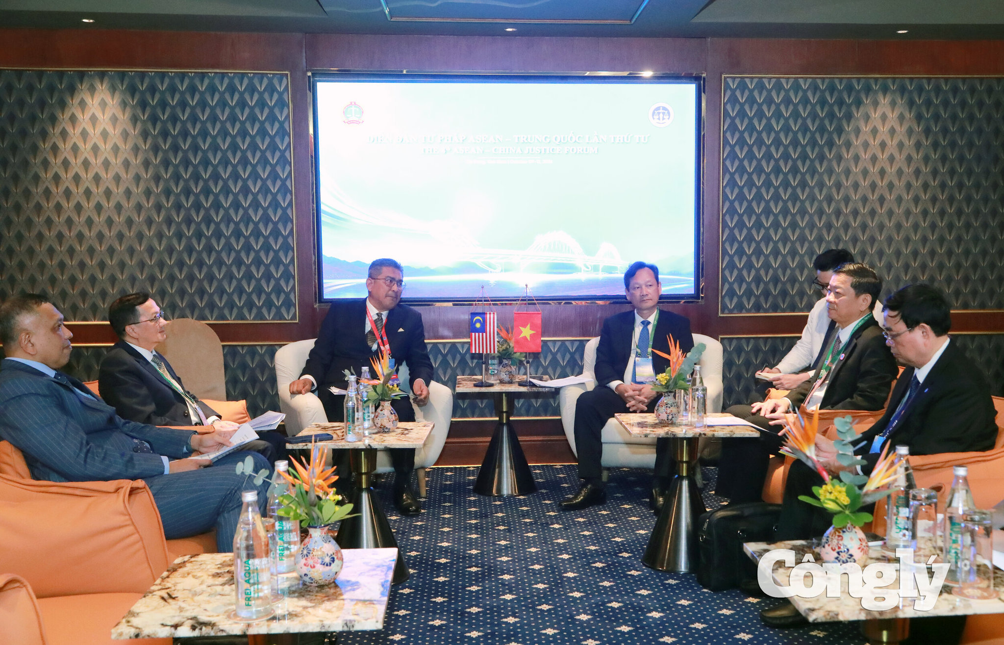 Phó Chánh án TANDTC Việt Nam Nguyễn Văn Tiến hội đàm song phương với ông Tan Sri Ahmad Terrirudin bin Mohd Salleh, Thẩm phán Tòa án Liên bang Ma-lai-xi-a