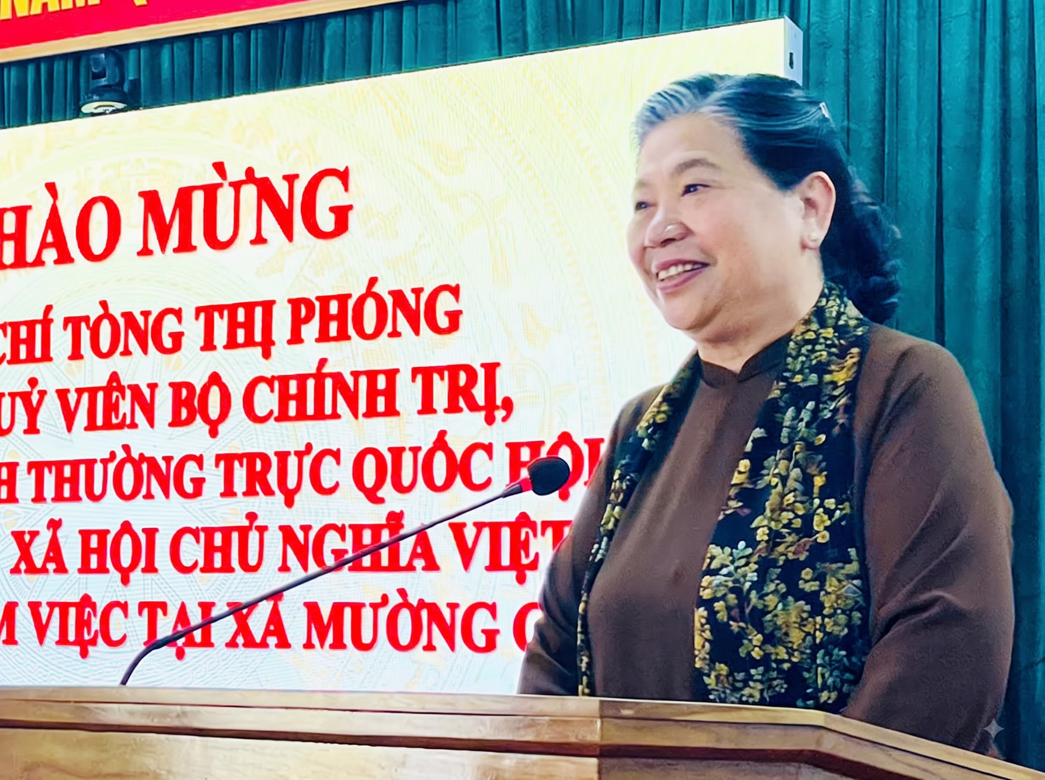 Đồng chí Tòng Thị Phóng phát biểu tại buổi làm việc với xã Mường Cơi - Sơn La