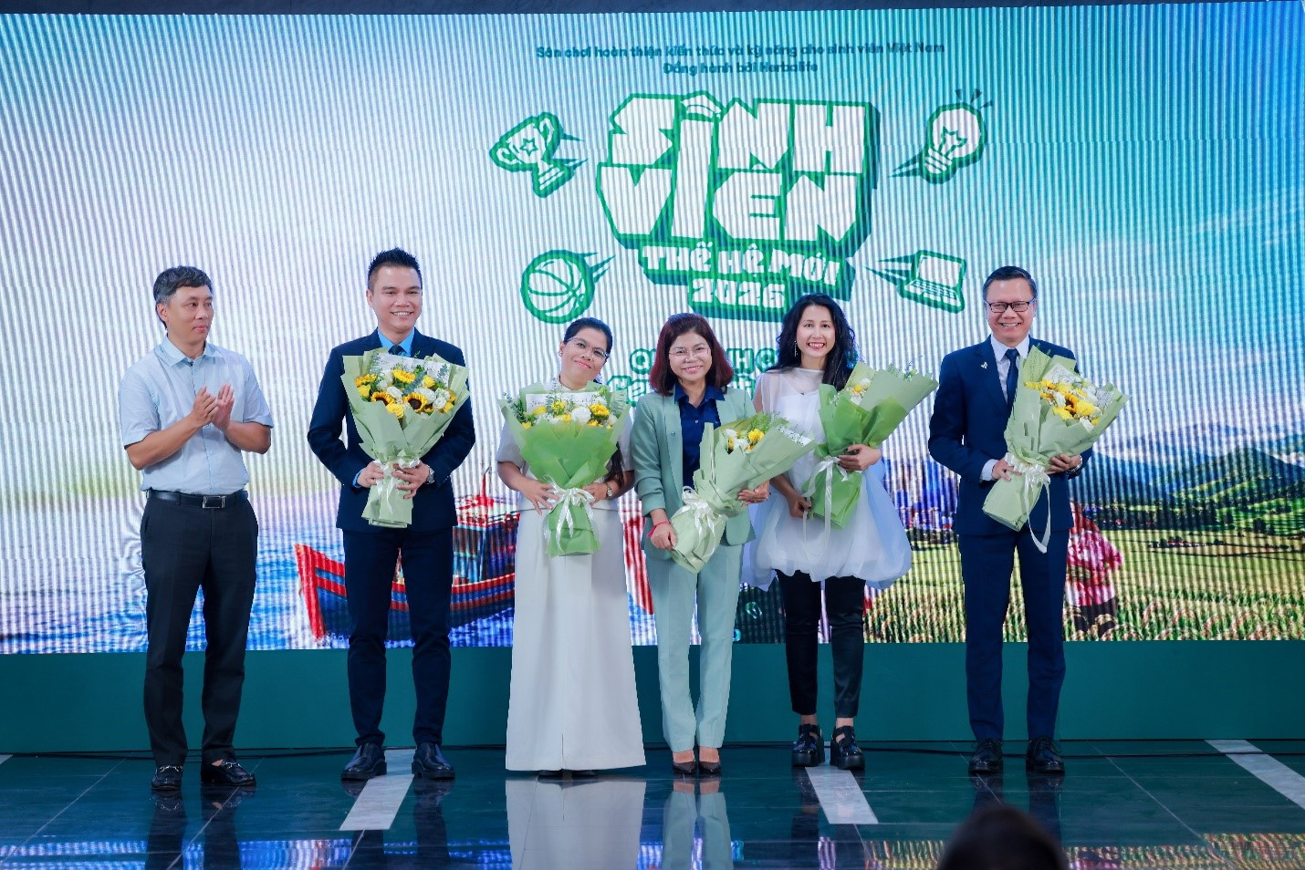 HBL tặng hoa