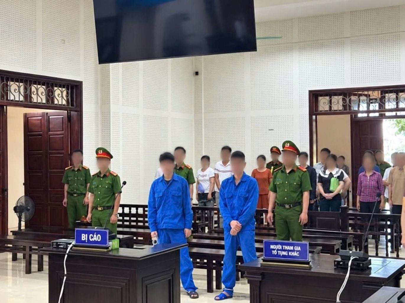 Hai bị cáo tại phiên toà xét xử.