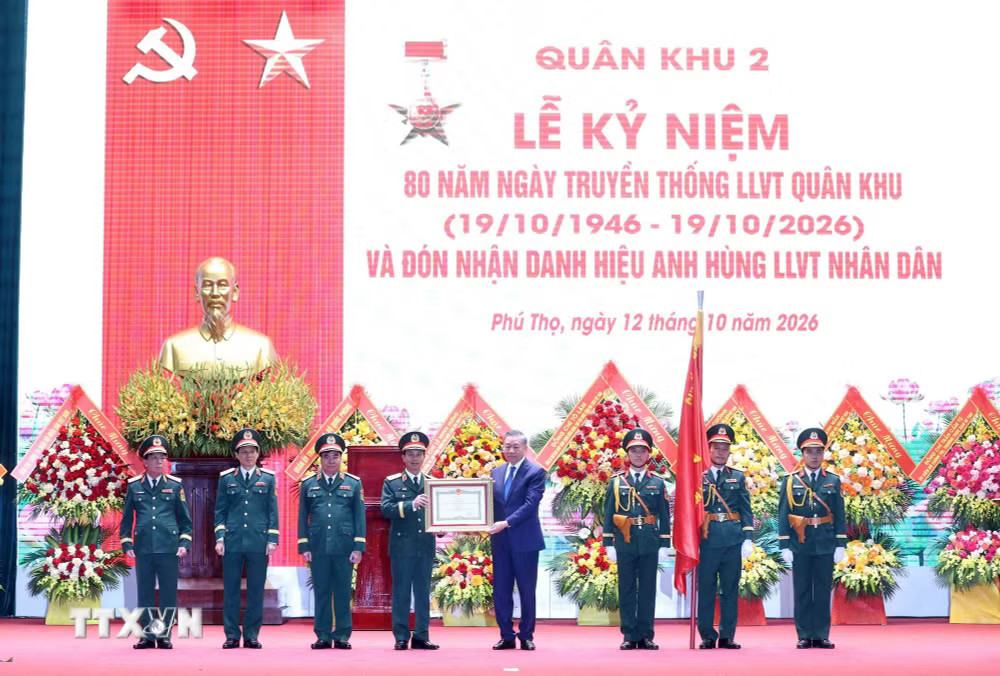 Tổng Bí thư, Chủ tịch nước Tô Lâm trao tặng Danh hiệu Anh hùng Lực lượng Vũ trang Nhân dân cho Quân khu 2. (Ảnh: Thống Nhất/TTXVN) ttxvn_tong-bi-thu-chu-tich-nuoc-to-lam-du-le-ky-niem-80-nam-ngay-truyen-thong-luc-luong-vu-trang-quan-khu-2-9.jpg