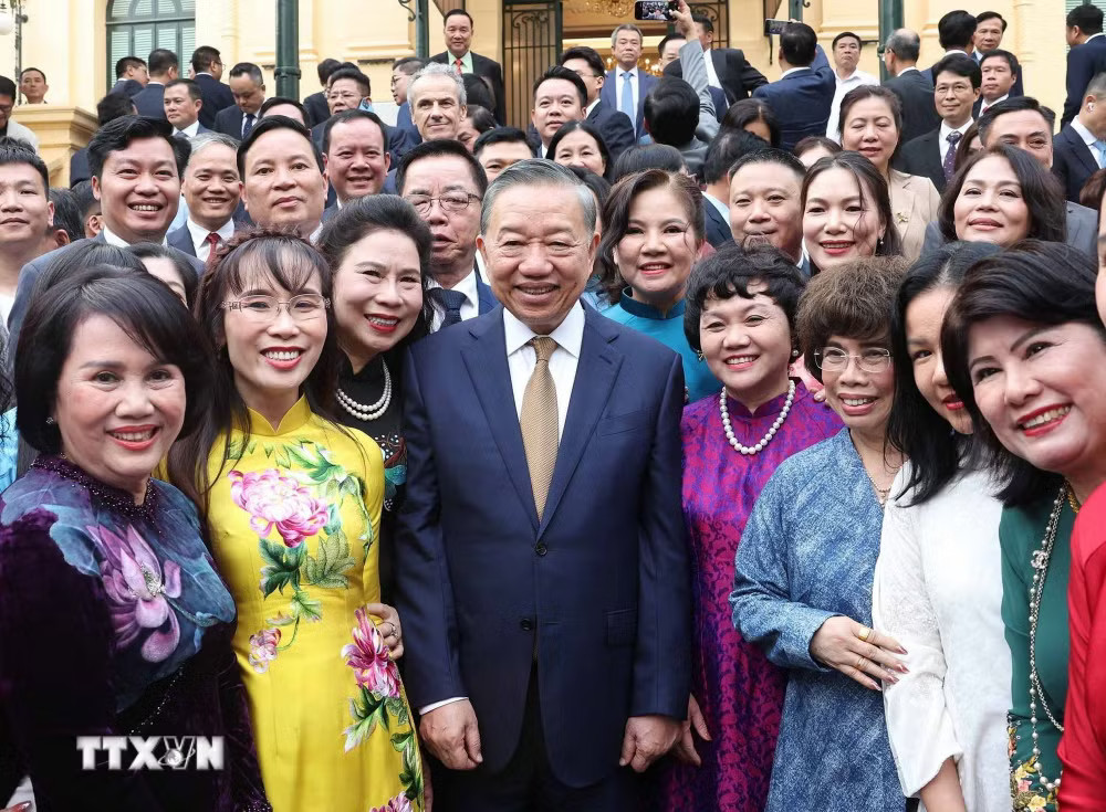 Tổng Bí thư, Chủ tịch nước Tô Lâm và các đại biểu tham dự. (Ảnh: Thống Nhất/TTXVN) ttxvn_tong-bi-thu-chu-tich-nuoc-to-lam-gap-mat-doanh-nghiep-tieu-bieu-9082854-2.jpg