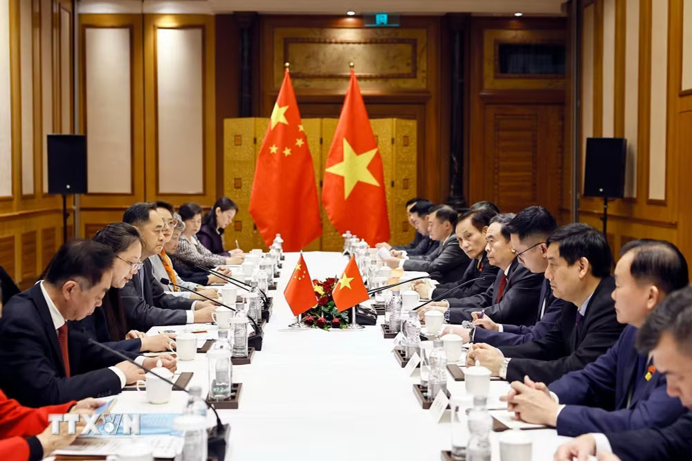 Chủ tịch Quốc hội Trần Thanh Mẫn tiếp các nhân sỹ hữu nghị Trung Quốc. (Ảnh: Doãn Tấn/TTXVN) ttxvn_1210-chu-tich-quoc-hoi-tiep-nhan-sy-huu-nghi-trung-quoc-3.jpg