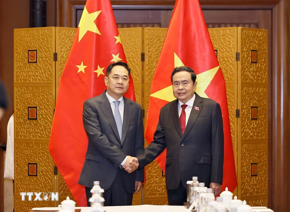Chủ tịch Quốc hội Trần Thanh Mẫn và Chủ tịch Hội Hữu nghị đối ngoại nhân dân Trung Quốc Dương Vạn Minh. (Ảnh: Doãn Tấn/TTXVN) ttxvn_1210-chu-tich-quoc-hoi-tiep-nhan-sy-huu-nghi-trung-quoc-6.jpg