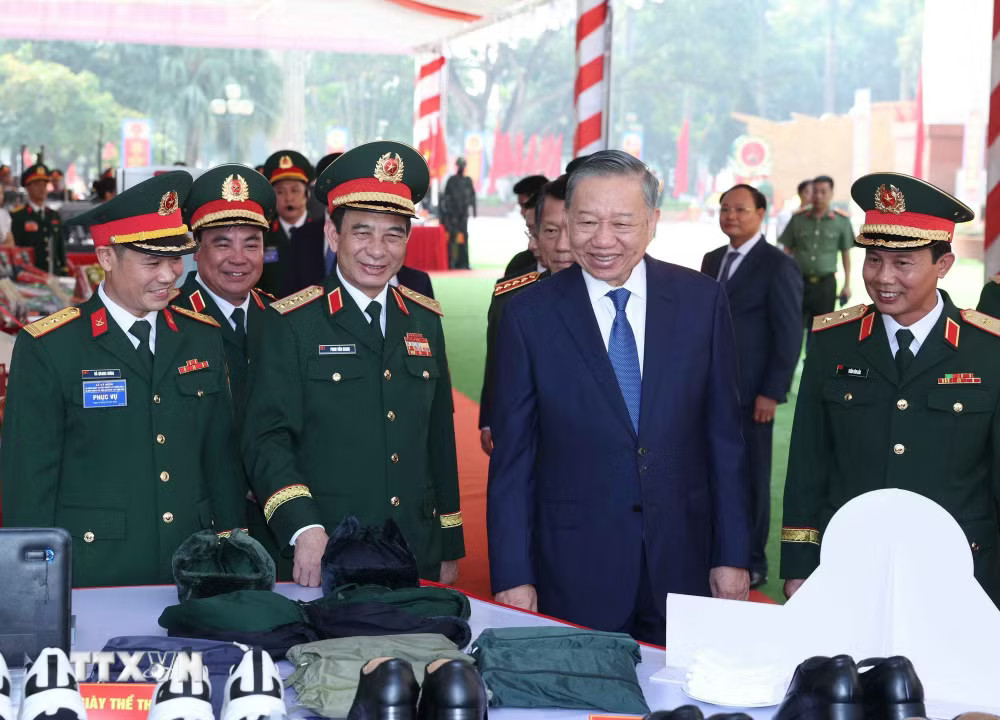 Tổng Bí thư, Chủ tịch nước Tô Lâm thăm khu trưng bày sản phẩm quốc phòng tại Lễ kỷ niệm. (Ảnh: Thống Nhất/TTXVN) ttxvn_tong-bi-thu-chu-tich-nuoc-to-lam-du-le-ky-niem-80-nam-ngay-truyen-thong-luc-luong-vu-trang-quan-khu-2-13.jpg