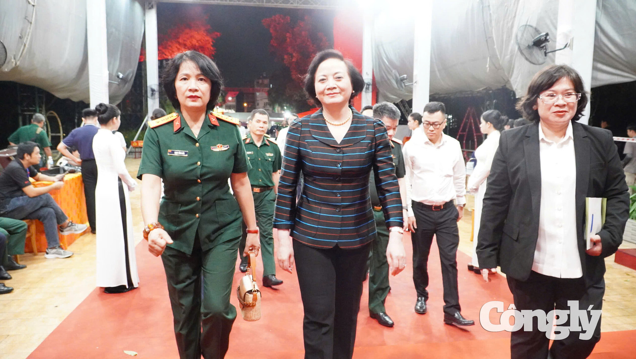 Phó Thủ tướng Chính phủ Phạm Thị Thanh Trà (ở giữa) đến dự chương trình.