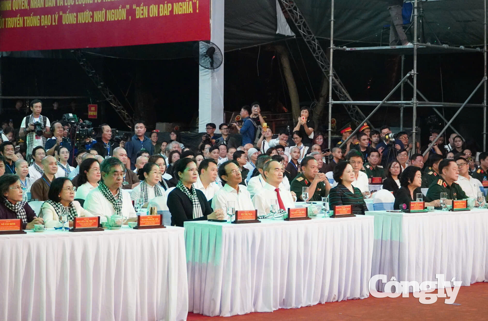 Các đại biểu tham dự chương trình.