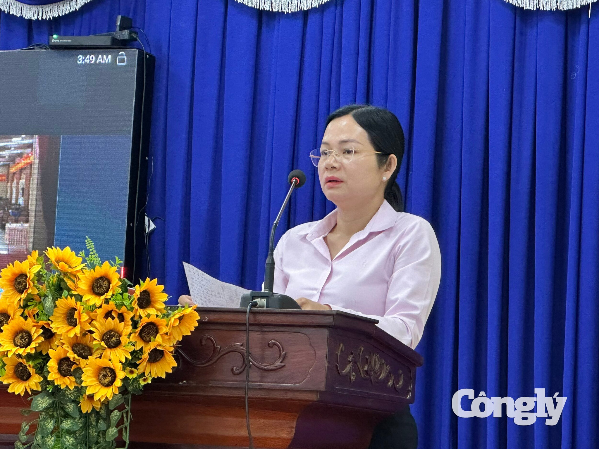 bà Từ Thị Anh Đào - PCT UBND Phường Bình Dương trả lời kiến nghị cử tri