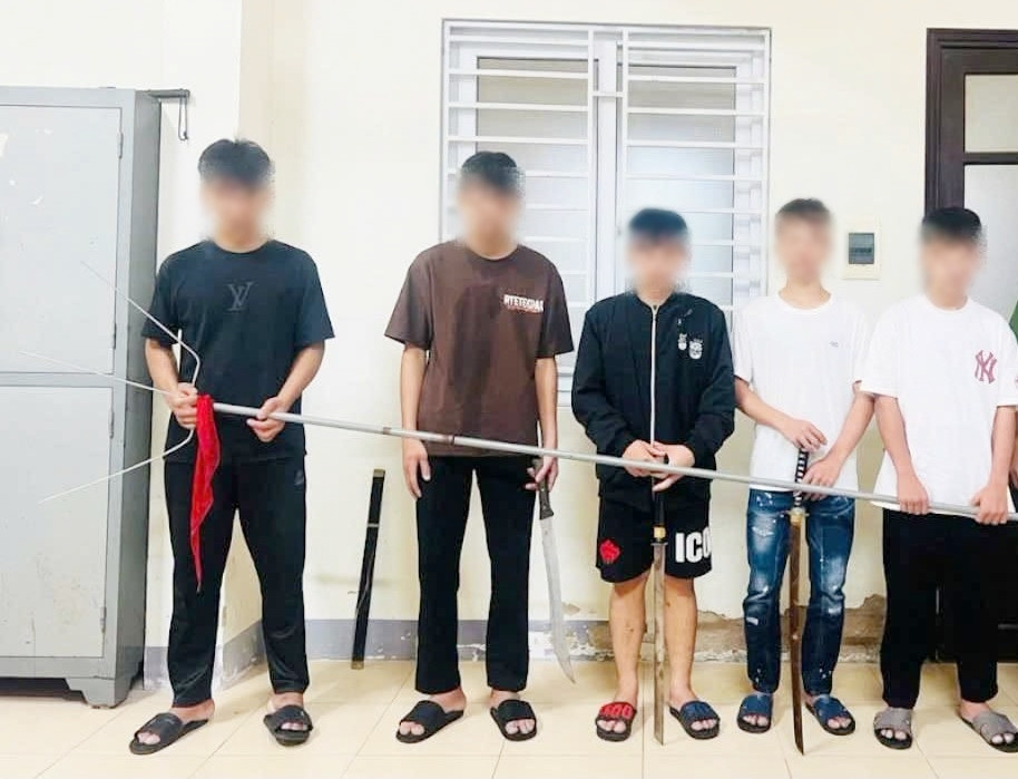 Nhóm đối tượng chuẩn bị hung khí để đánh nhau bị cơ quan công an triệu tập, làm việc.