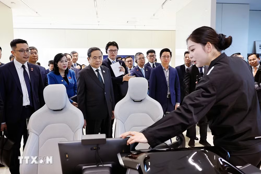 ttxvn_chu-tich-quoc-hoi-tham-doanh-nghiep-trung-quoc-tai-khu-kinh-te-diec-trang-2448.jpg