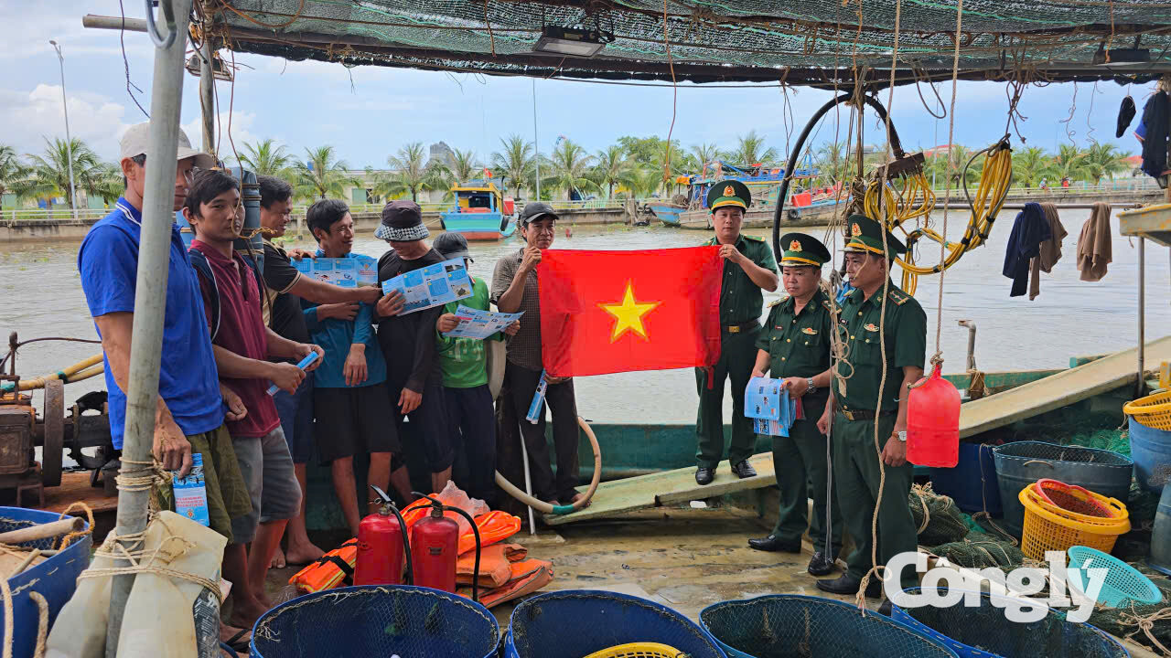 Lực lượng BĐBP tuyên truyền pháp luật liên quan chống khai thác IUU từng tàu cá và ngư dân