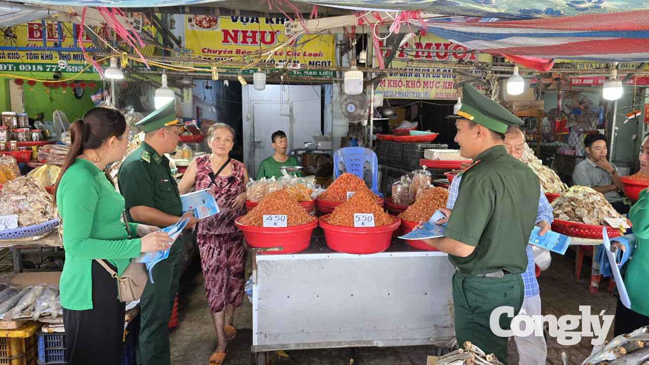 Lực lượng biên phòng phối hợp các tổ chức Đoàn thể tuyên truyền chống khai thác IUU ngay từ cơ sở