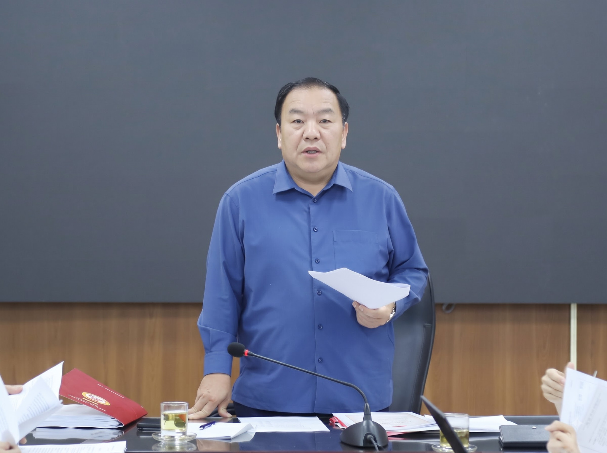 Phó Bí thư Tỉnh ủy Sơn La Chá A Của phát biểu kết luận cuộc họp.