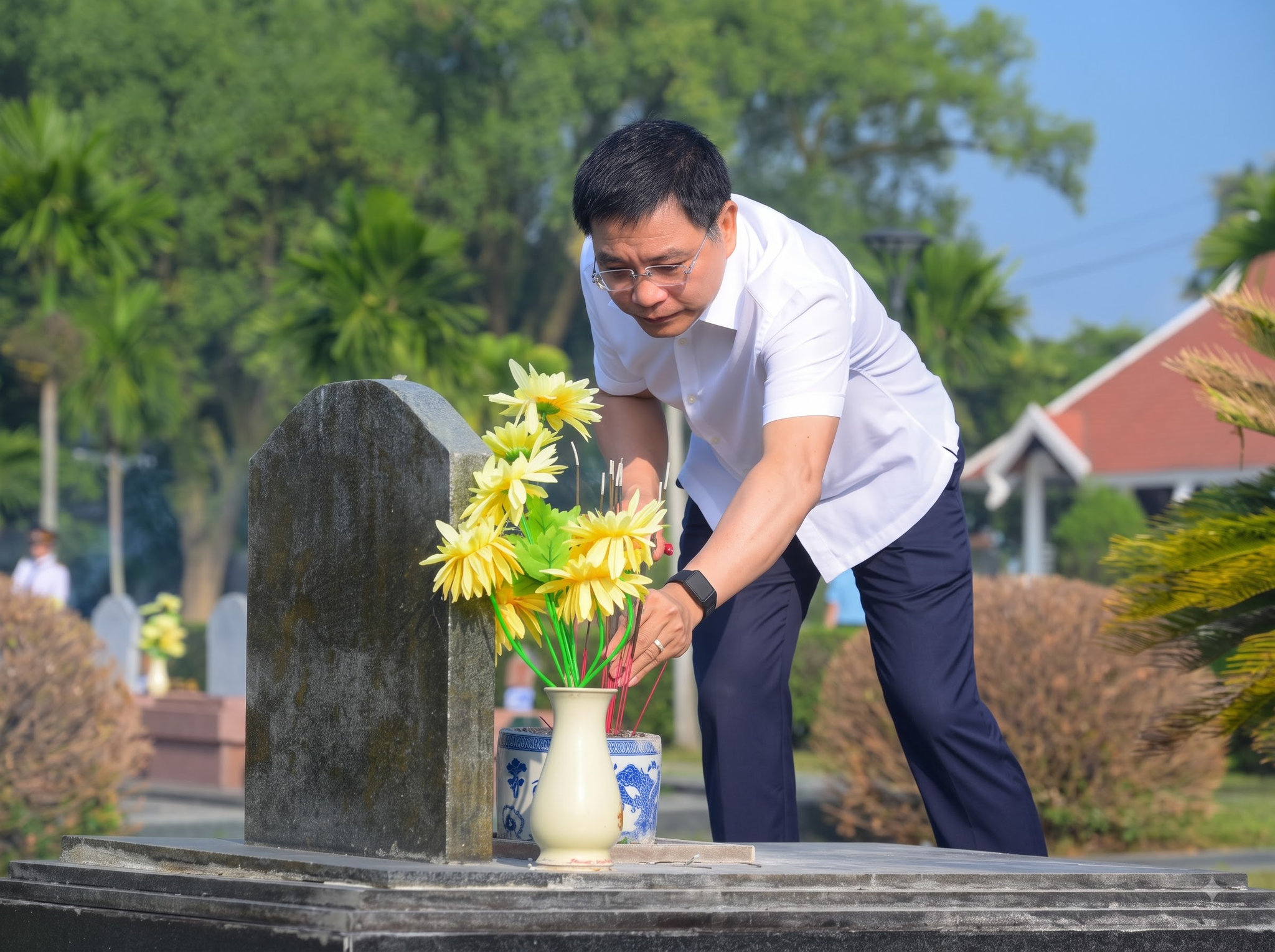 Phó Thủ tướng Chính phủ Nguyễn Văn Thắng dâng hương lên phần mộ liệt sĩ.