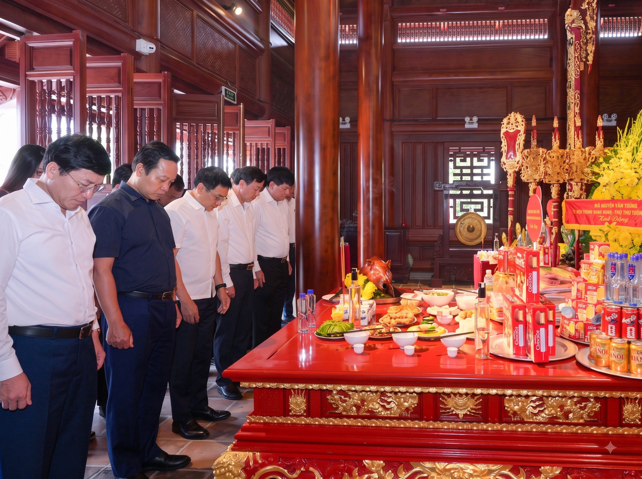 đoàn công tác dâng hương tưởng niệm Chủ tịch Hồ Chí Minh tại Điện Biên