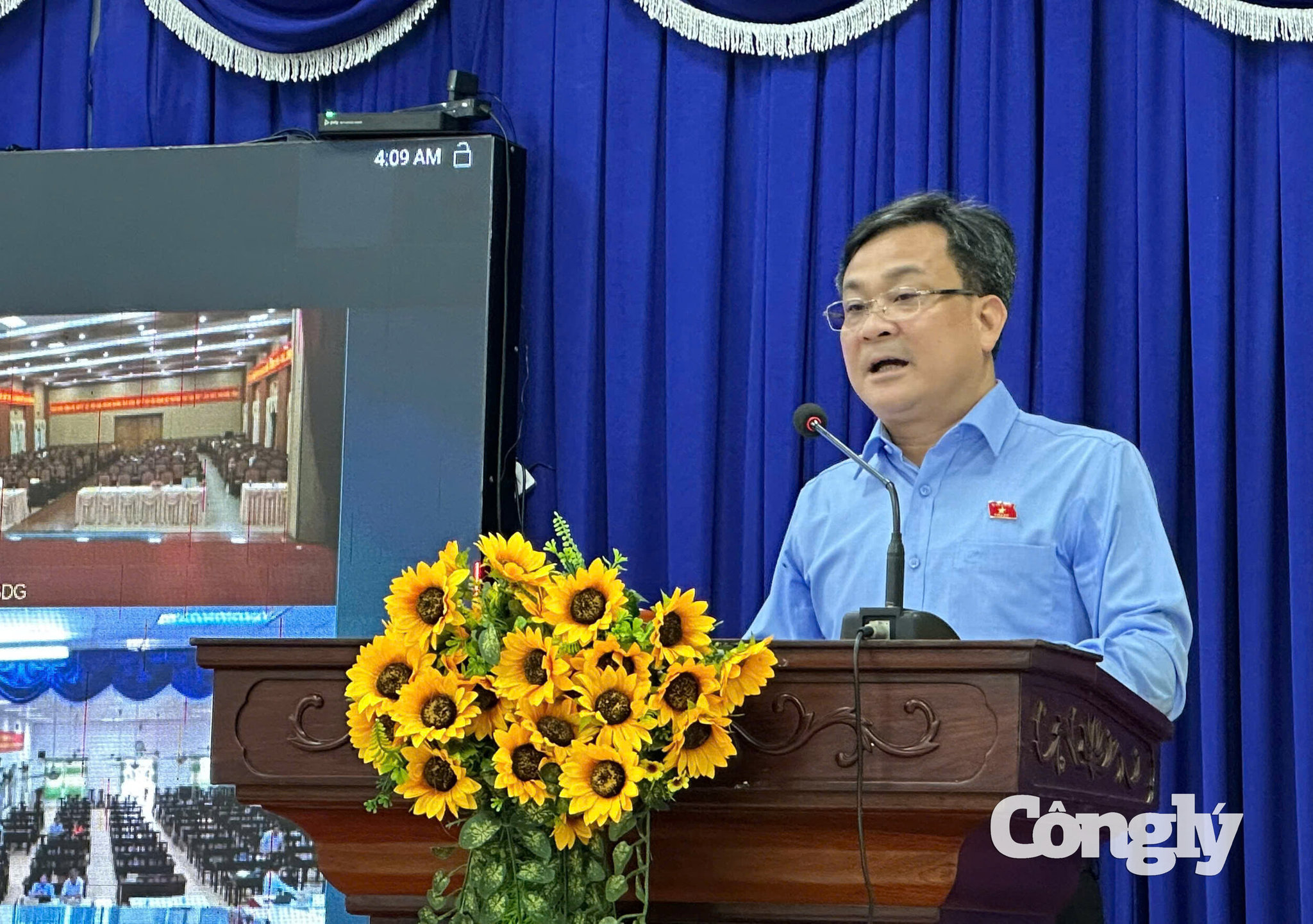Thiếu tướng Vũ Huy Khánh, Ủy viên chuyên trách Ủy ban Quốc phòng, An ninh và Đối ngoại của Quốc hội trả lời, ghi nhận kiến nghị của cử tri