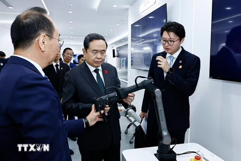 Chủ tịch Quốc hội Trần Thanh Mẫn tham quan, t&igrave;m hiểu sản phẩm m&agrave;n h&igrave;nh tương t&aacute;c ứng dụng c&ocirc;ng nghệ AI trong c&aacute;c lĩnh vực tại Tập đo&agrave;n CVTE, Khu kinh tế Diệc Trang. (Ảnh: Do&atilde;n Tấn/TTXVN)