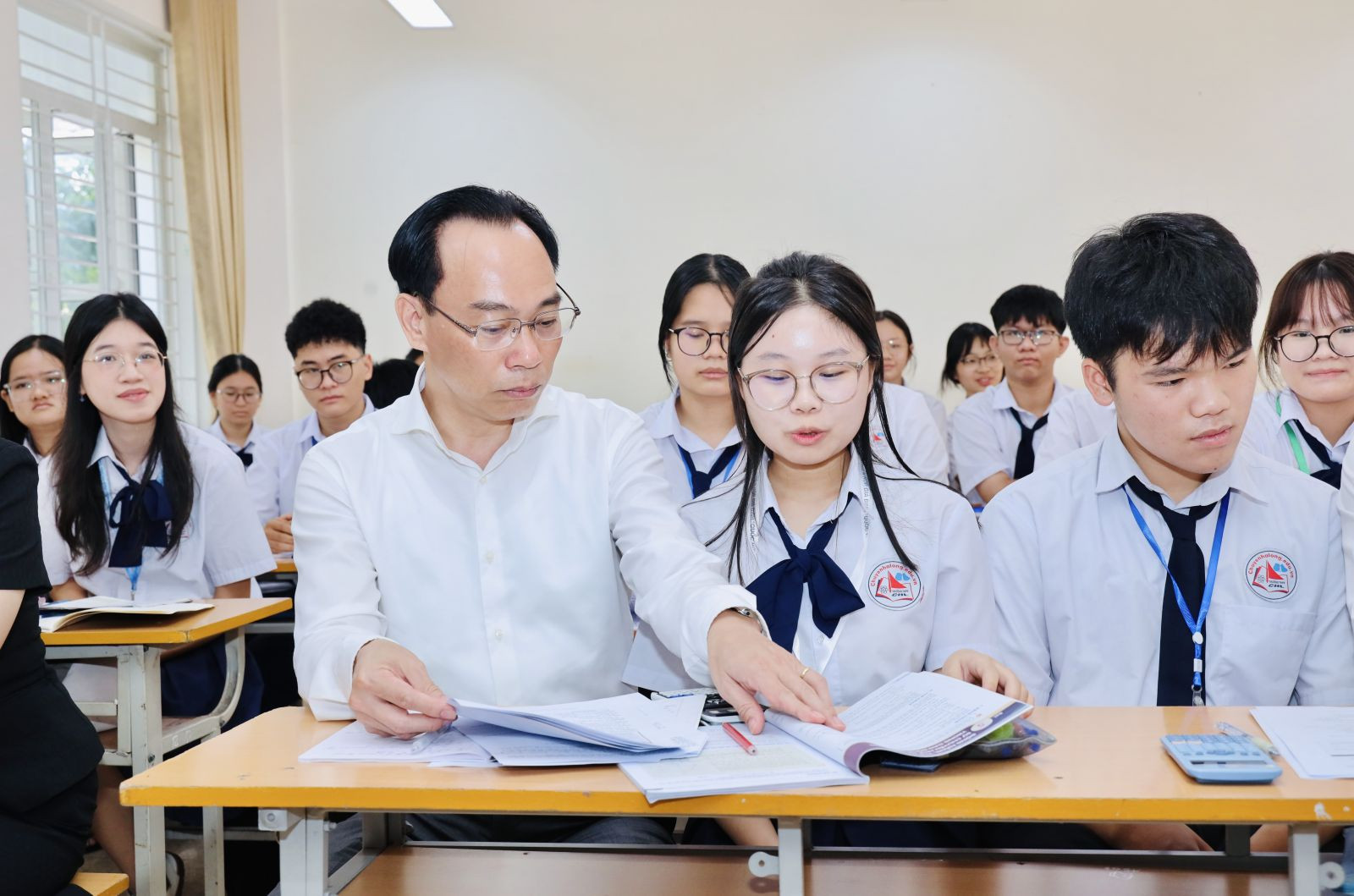 Bộ trưởng Hoàng Minh Sơn và học sinh Hạ Long