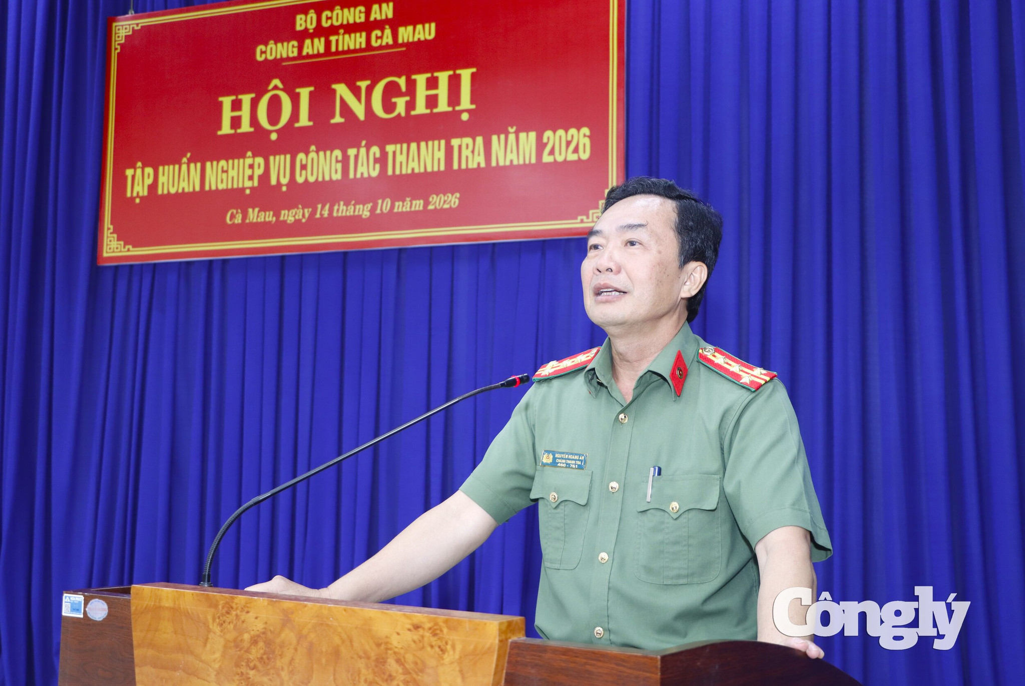 Đại tá Nguyễn Hoàng Ân, Chánh Thanh tra Công an tỉnh phát biểu khai mạc hội nghị tập huấn