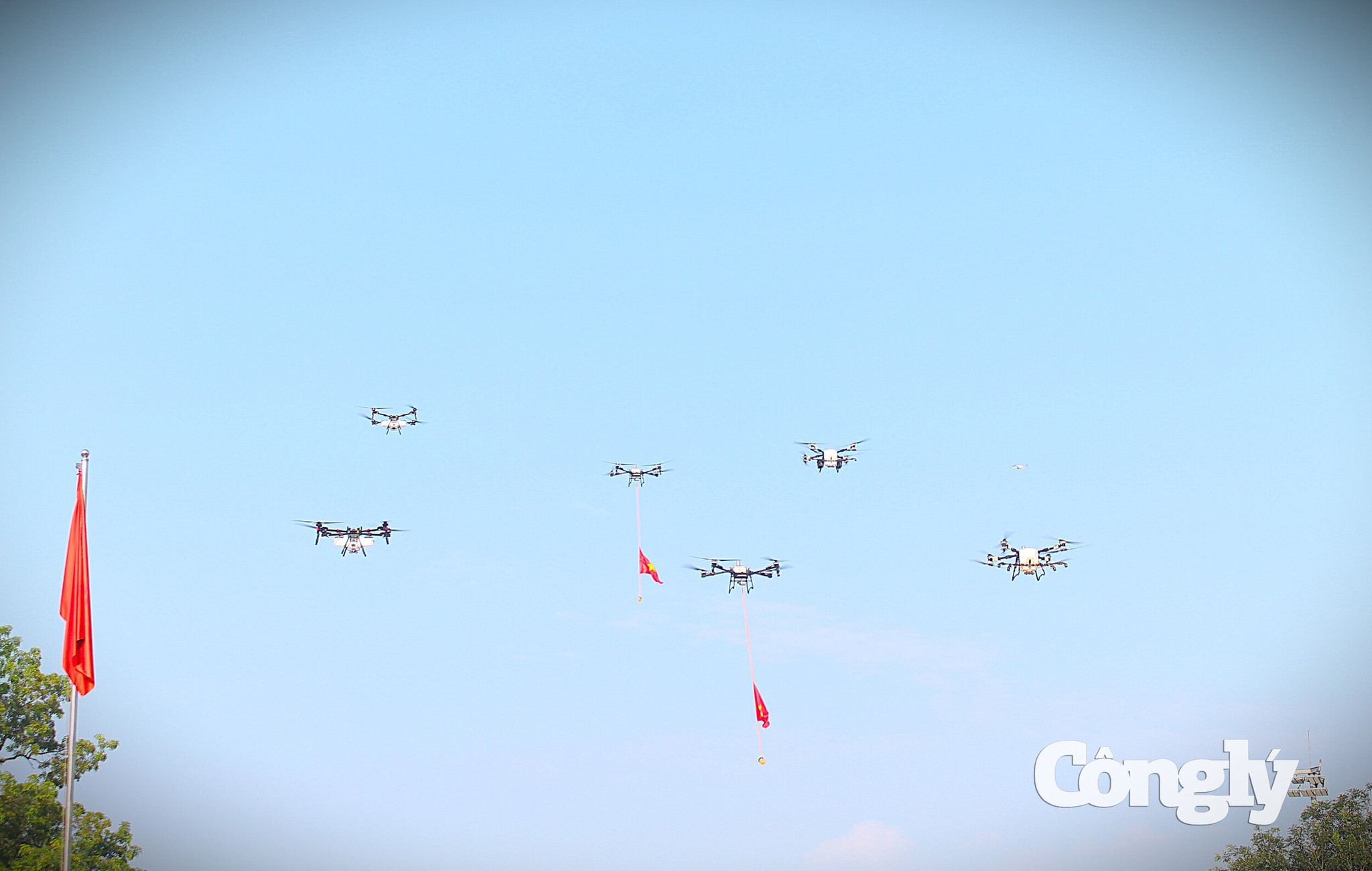 Những chiếc UAV cất cánh tại Quảng trường 7/5.