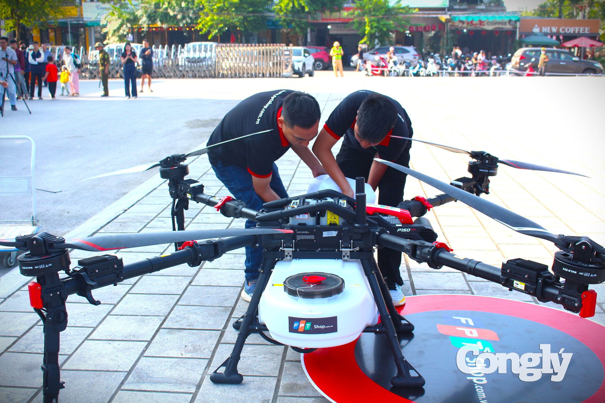 Những chiếc UAV cỡ lớn, chuyên chở tới cả trăm kilogam hàng hóa cất cánh tại Quảng trường 7/5.