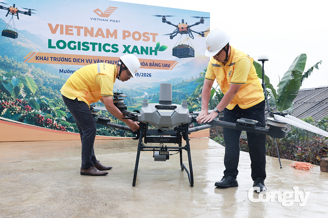 Nhân viên điều khiển UAV đang kiểm tra thiết bị để chuản bị vận hành