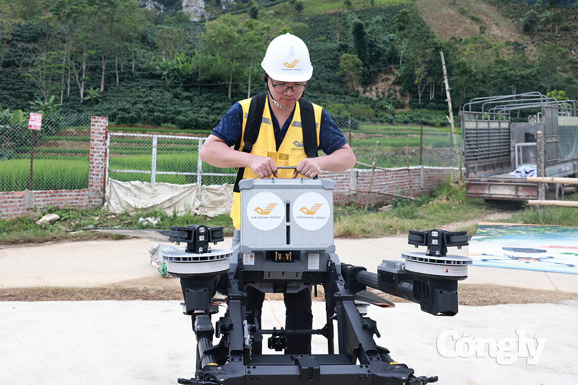 Nhân viên điều khiển UAV lắp pin để hoàn tất công đoạn chuẩn bị