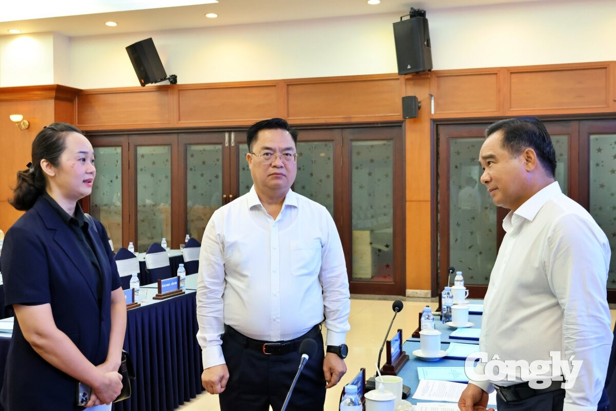 Chủ tịch UBND Thành phố Nguyễn Văn Được trao đổi với lãnh đạo sở ngành và doanh nghiệp bên lề hội nghị.