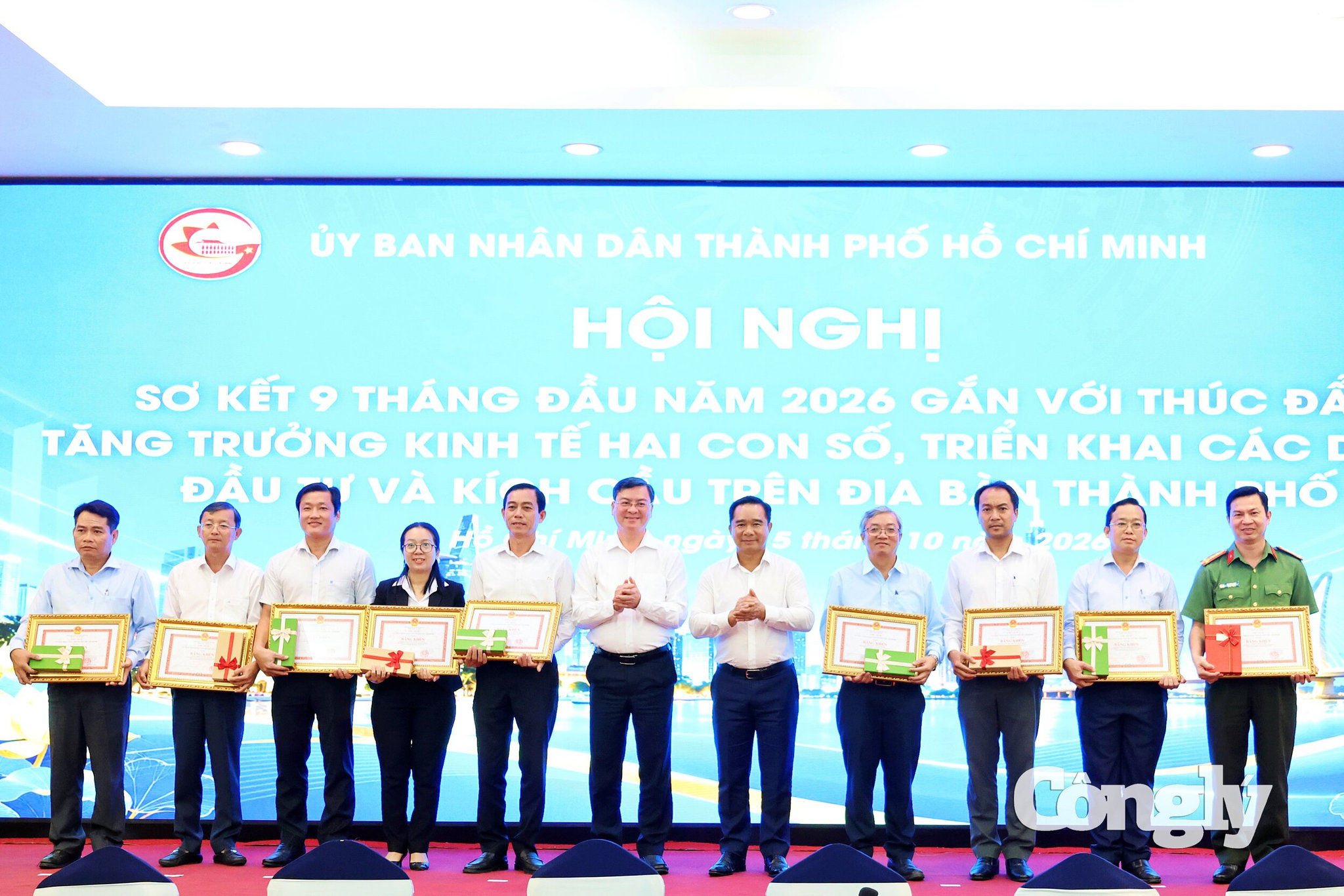15.10.2026_CT trao BK cua UBND TP cho cac tt xs trong cong tac boi thuong, giai ngan von boi thuong, GPMB quy III (1)