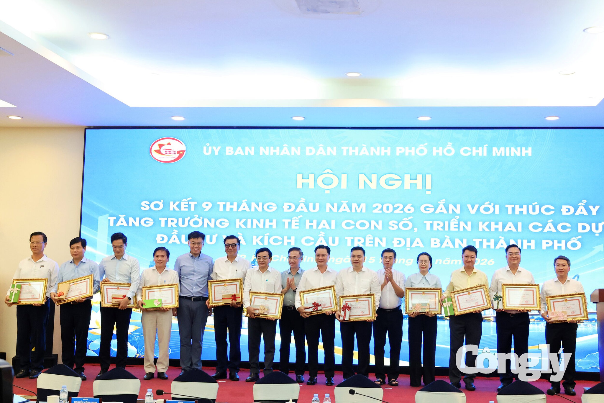 15.10.2026_PBT Thanh uy trao BK cho cac tt có thanh tich xs trong chien dich 150 ngay dem, kham sk dinh ky, hoan thanh DA truoc thoi han