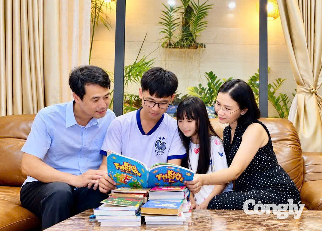 Vợ chồng nữ Thiếu tá Lê Thị Hồng Thắm đang đồng hành cùng các con.