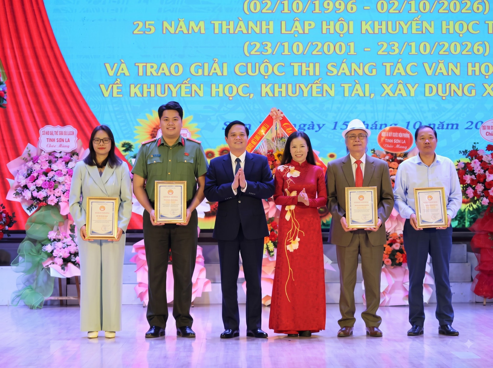 Ban tổ chức trao giải A cho các tác giả