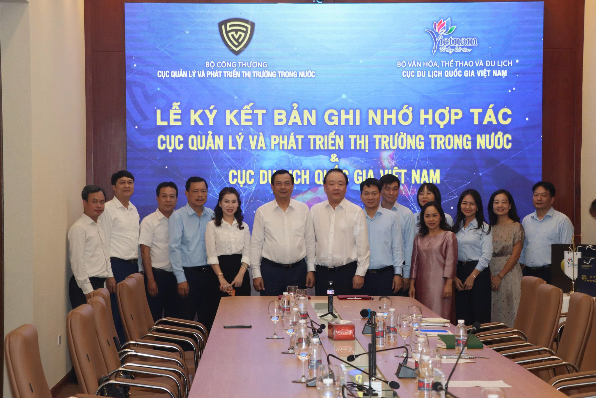 Các đại biểu dự lễ ký kết biên bản ghi nhớ chụp ảnh lưu niệm.