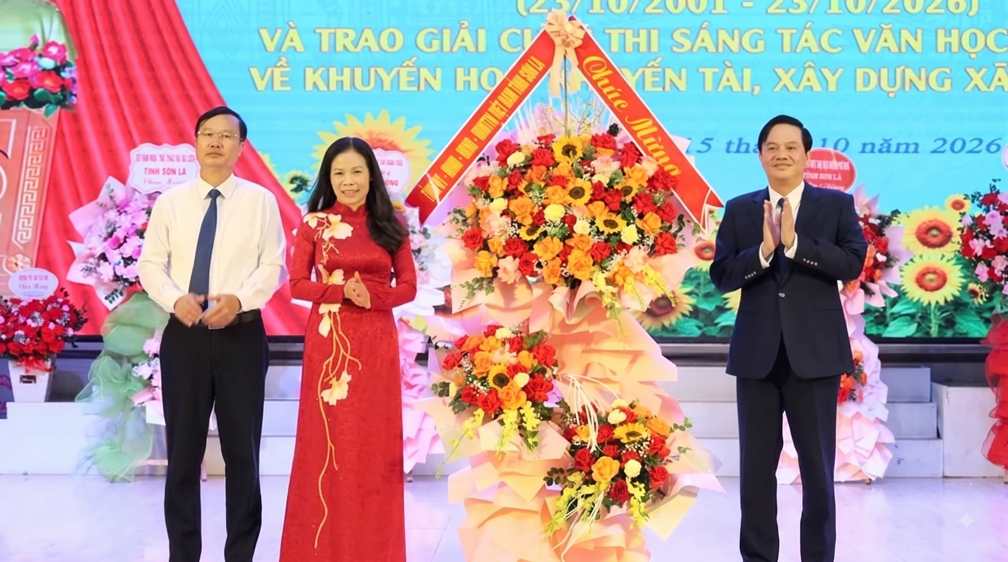 Đồng chí Nguyễn Mạnh Hùng tặng hoa chúc mừng Hội Khuyến học tỉnh Sơn La