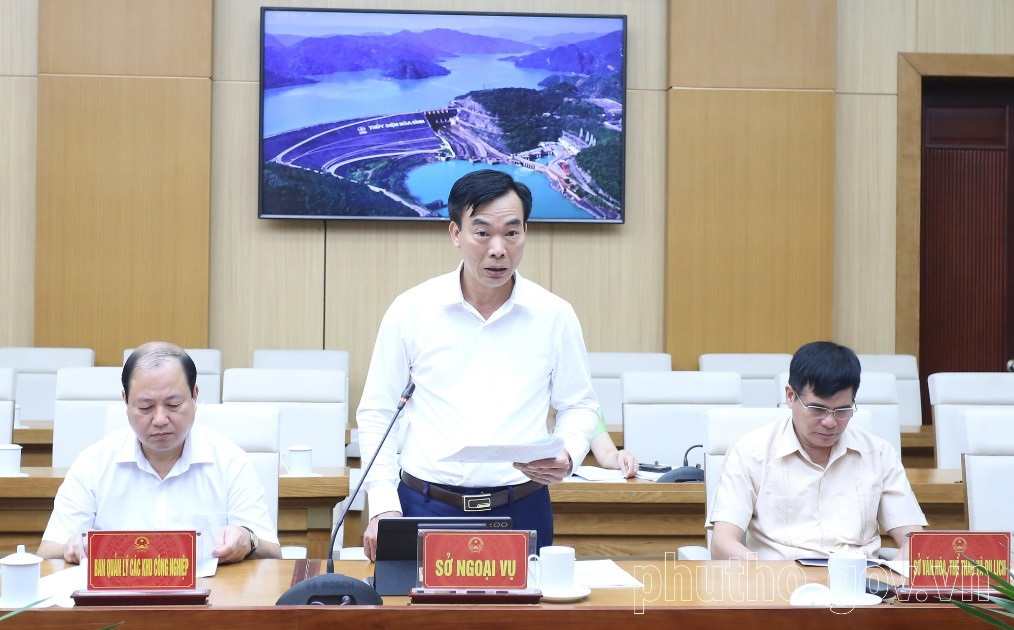 Giám đốc Sở Ngoại vụ tỉnh Phú Thọ Nguyễn Đắc Thủy báo cáo dự kiến chương trình đối ngoại năm 2027 của tỉnh