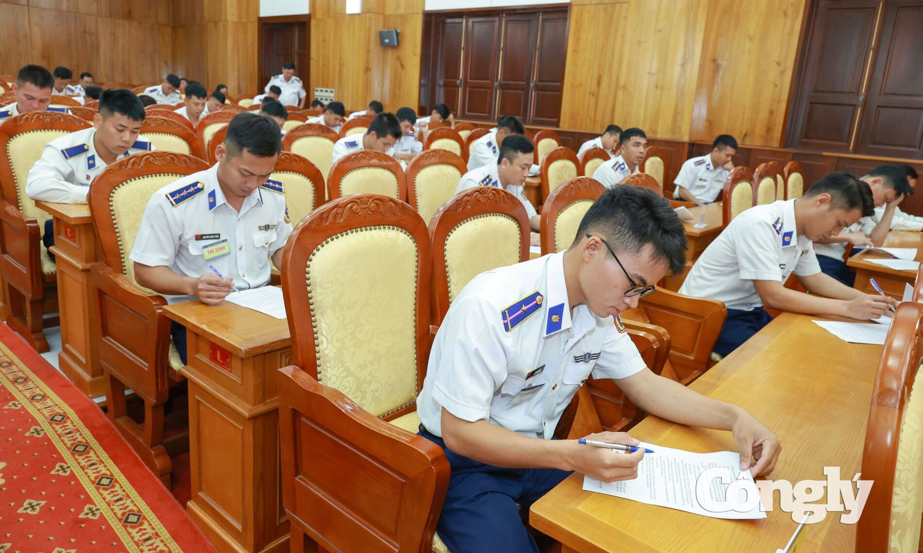 Các thí sinh thực hiện nội dung thi lý thuyết