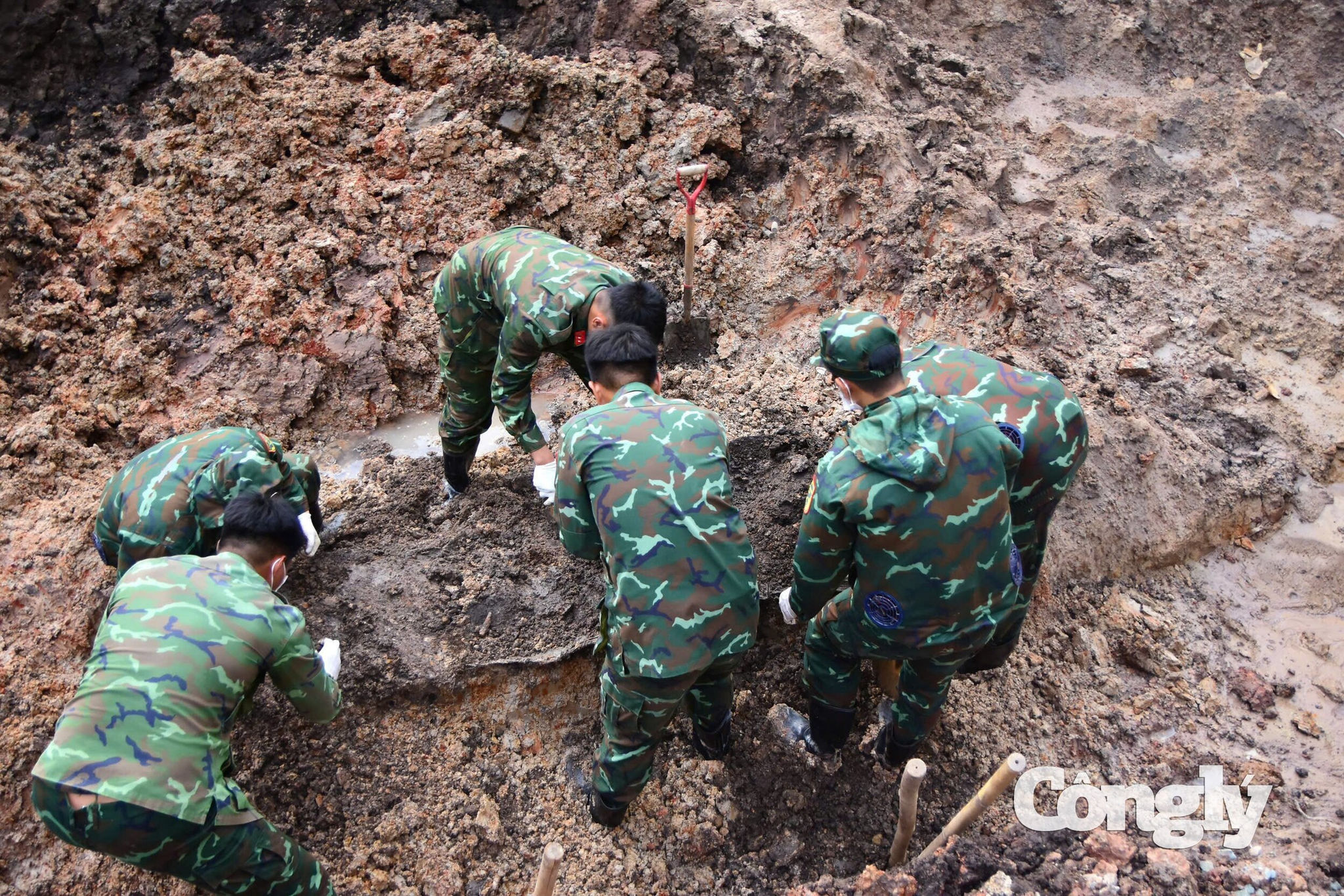 Phát hiện thêm 8 hài cốt liệt sĩ tại Công viên Lê Thị Riêng.